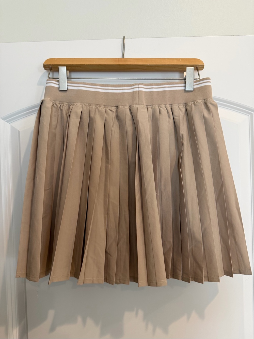 Wilson Pleated Tan Women's Skirt with Striped Waistband. Like New! - Picture 2 of 4